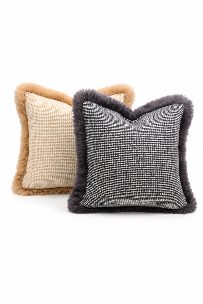 Coussin en Laine Mérinos Grise avec Bordures en Peau de Agneau 